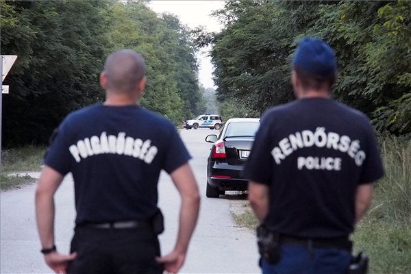 egy rendőr és egy polgárőr, háttal