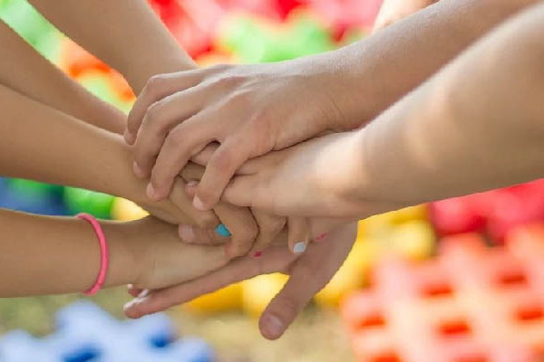 összekapaszkodó kezek