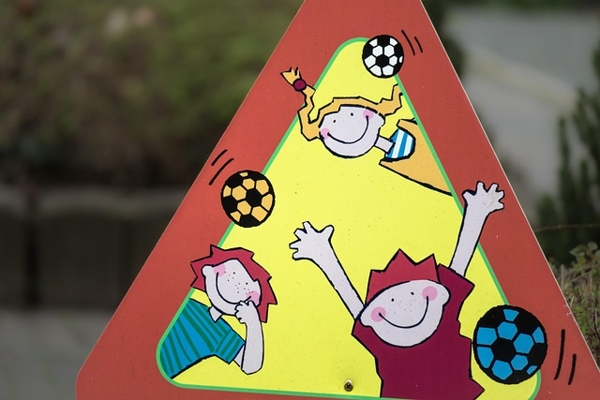 rajzolt gyerekek labdával